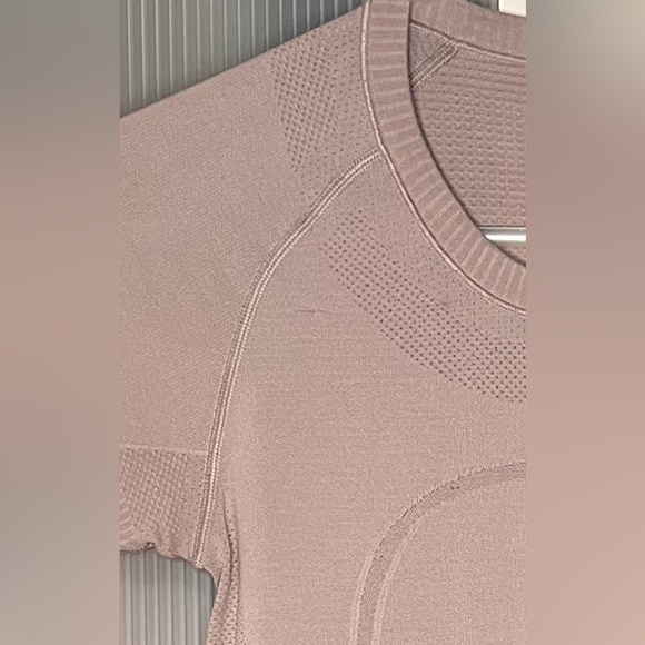 Women’s Lululemon pastel purple size 6 Swiftly Tech short sleeve shirt - Picture 3 of 3